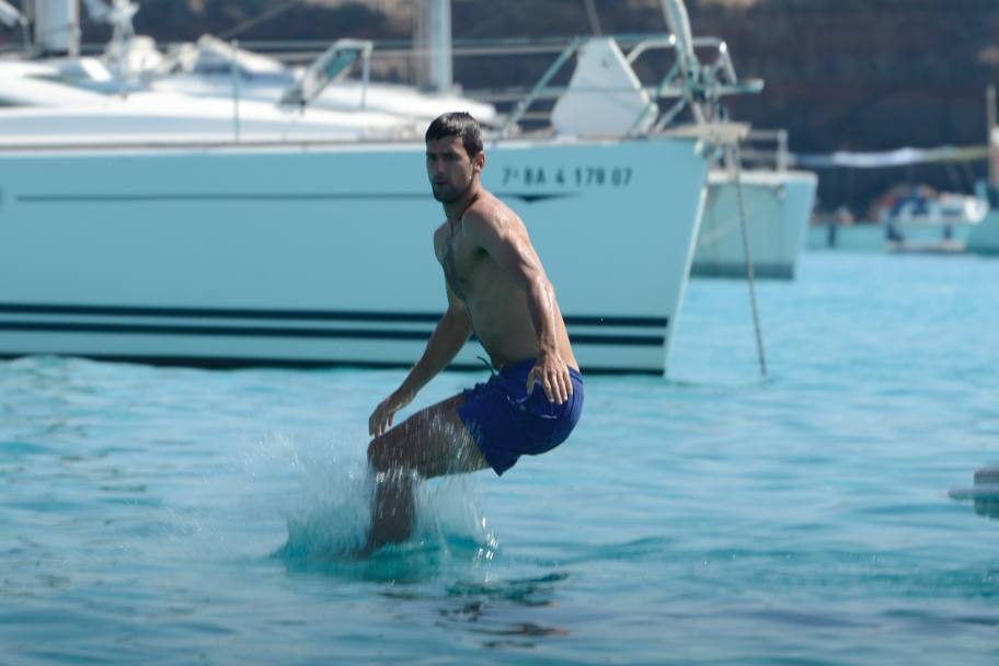 Dopo la sconfitta in finale del Roland Garros contro Nadal, Djokovic si rilassa con gli amici a Ibiza (Olycom)